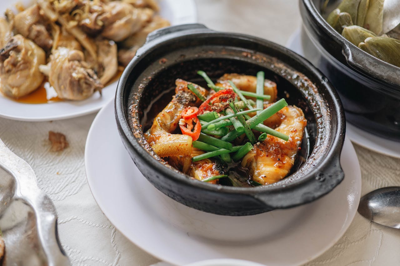 delicious-asian-chicken-clay-pot-meal-32909276